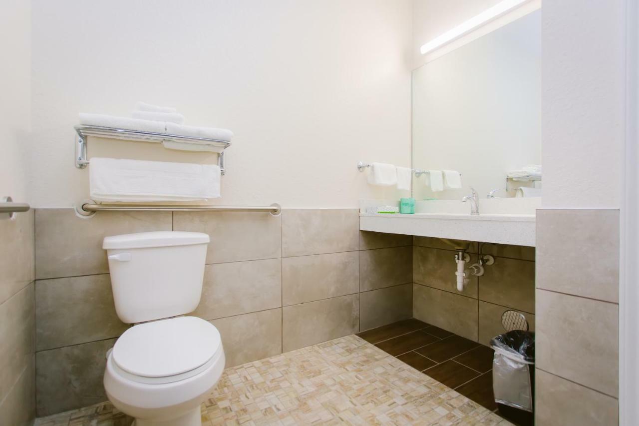 scottish inn&suites Baytown Eksteriør bilde